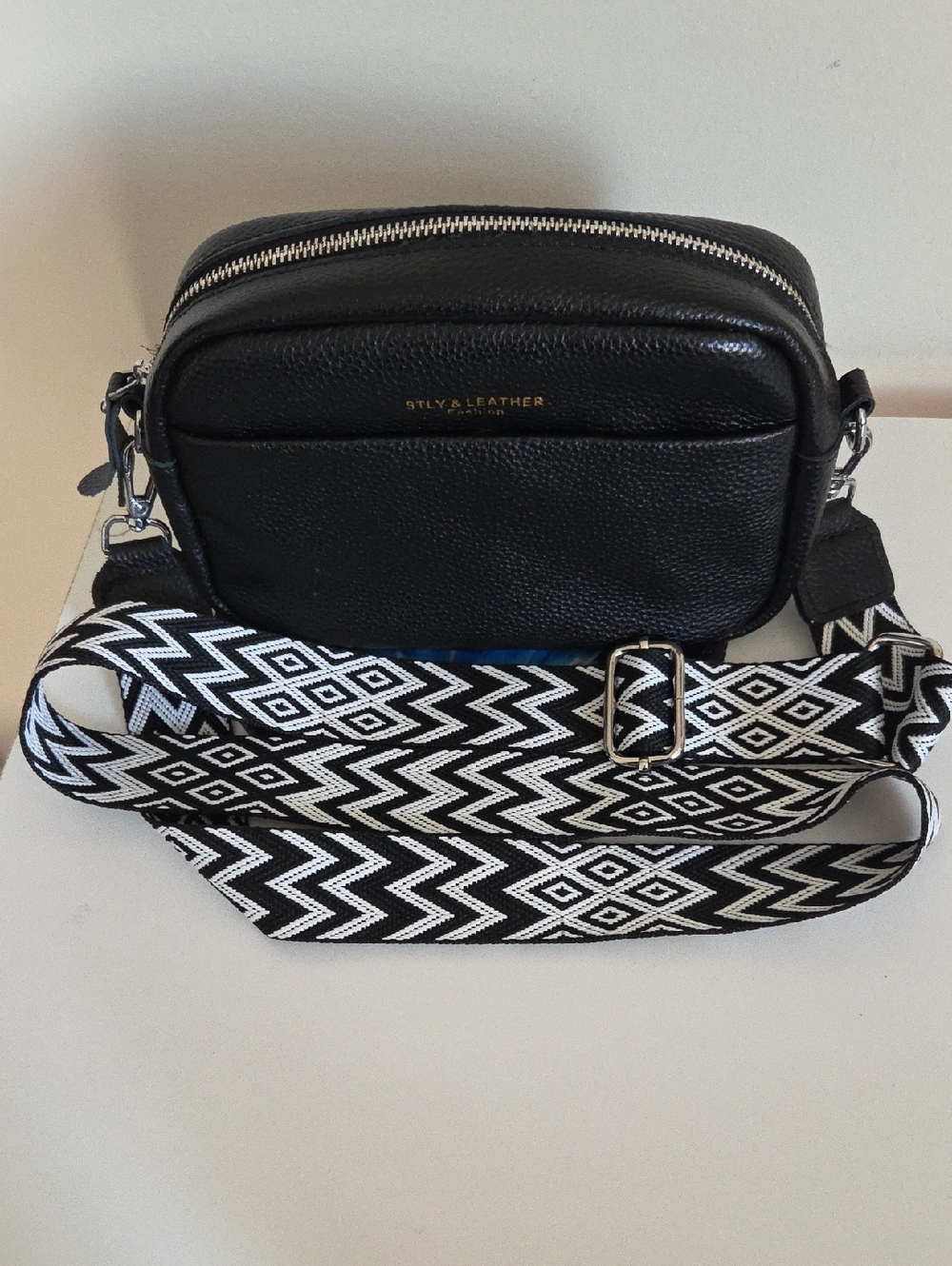 Source Unknown Black Stly & Leather Crossbody Bag with Black and White Strap